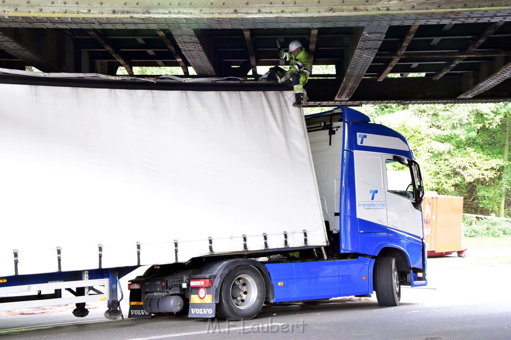 LKW blieb unter Bruecke haengen Koeln Ehrenfeld Innere Kanalstr Hornstr P327.JPG - Miklos Laubert